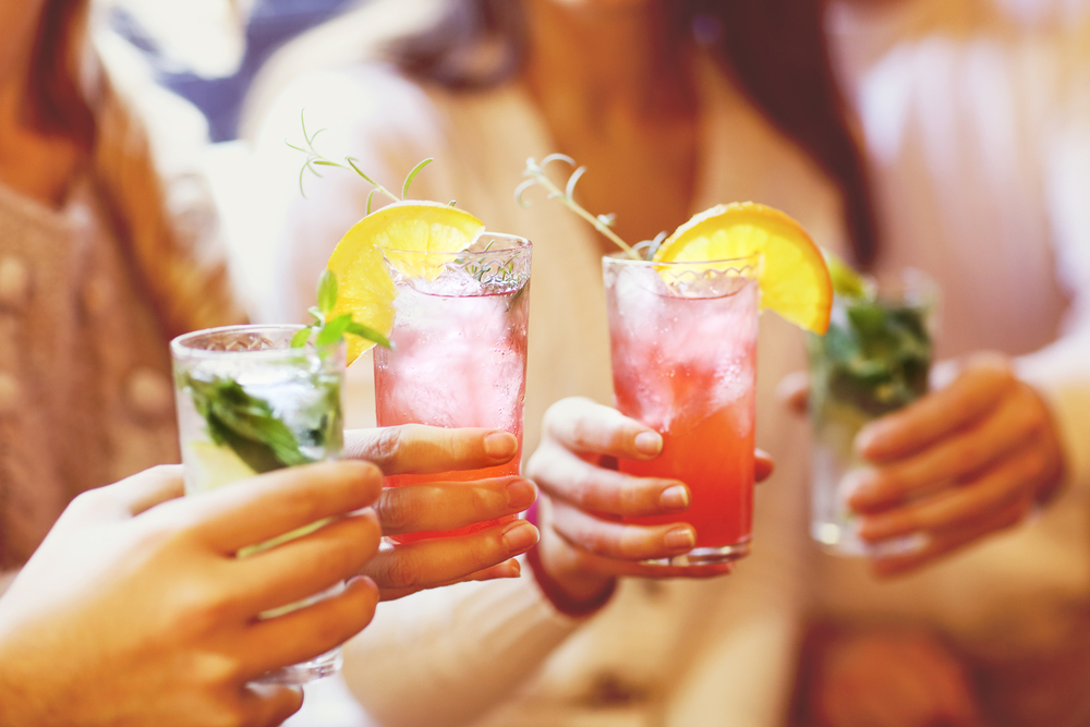 Méně alkoholu, více příběhů. Je ovšem otázka, kolik alkoholik zvládne vyslechnout pohádek cocktail 759406117