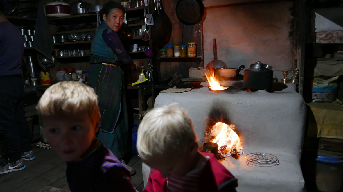 Pokud s sebou máte v Nepálu děti, tak není problém navštívit i tamní domácí kuchyni nepal 2