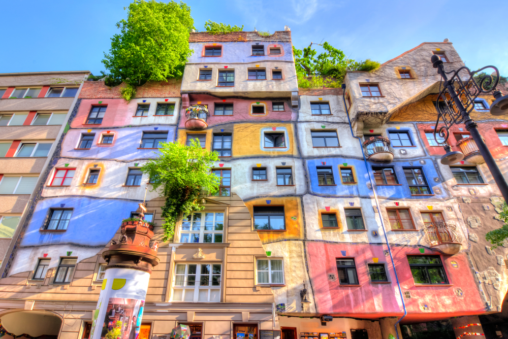 Hundertwasser haus ve Vídni dokazuje, že se dá zelená architektura zasadit i mezi paneláky viden 1085501261
