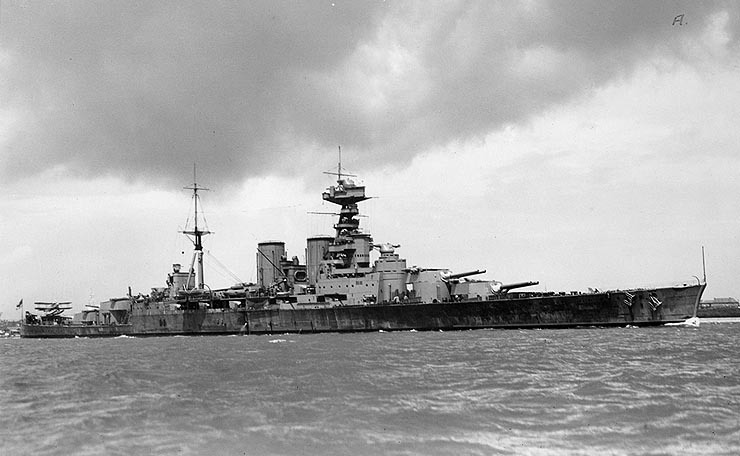 Z nešťastného křižníku HMS Hood se po obrovském výbuchu střeliva zachránili pouze tři muži lod hms hood