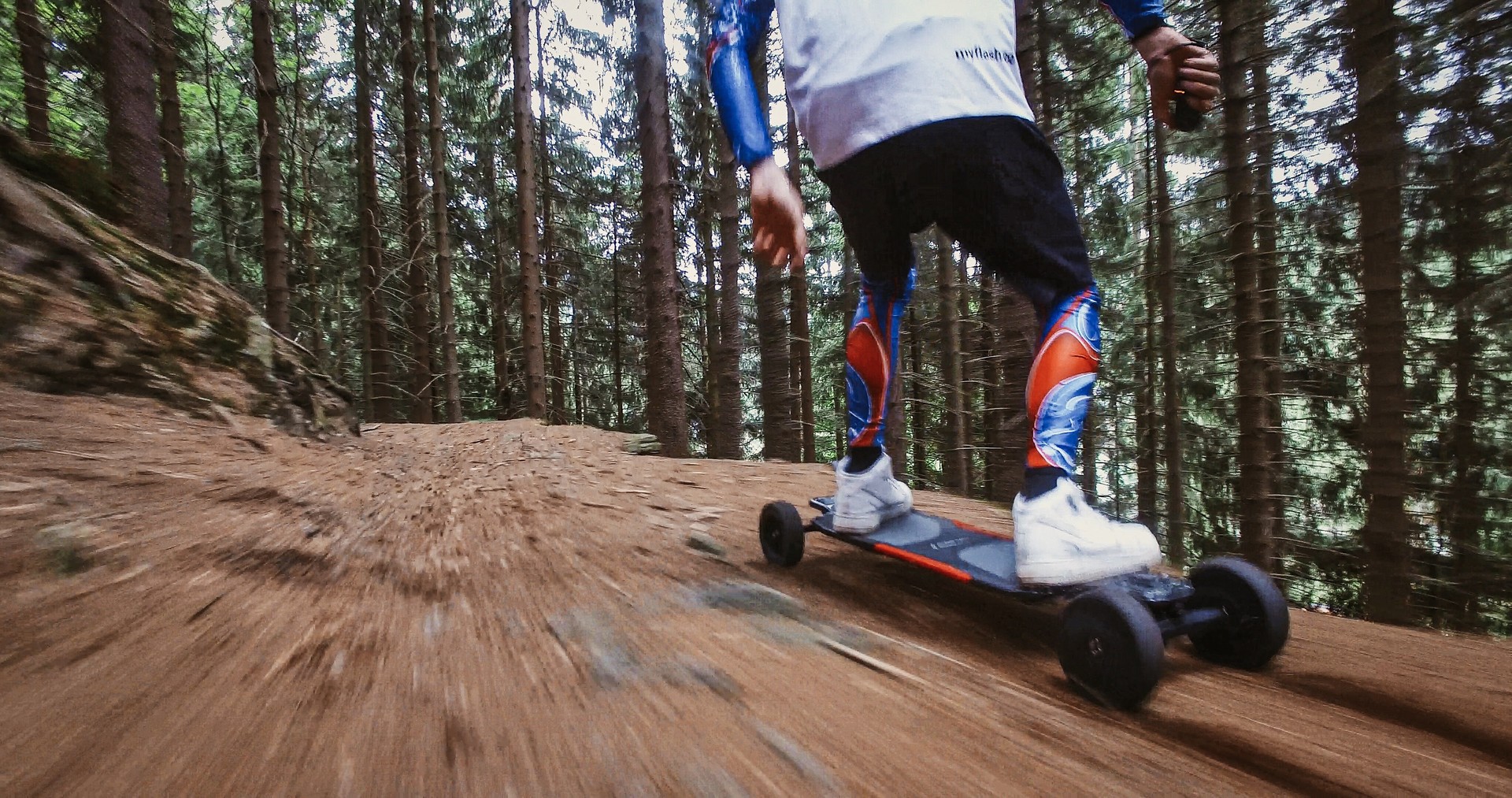 Větší kolečka, lepší kvalita materiálu i motorů, to však pak může do drsnějšího terénu longboardy in