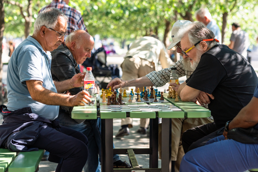 A socializace se vyplácí v každém věku, v každém zákoutí a u jakékoli zábavy. Takhle ji řeší ve Stockholmu sachy 1139118470