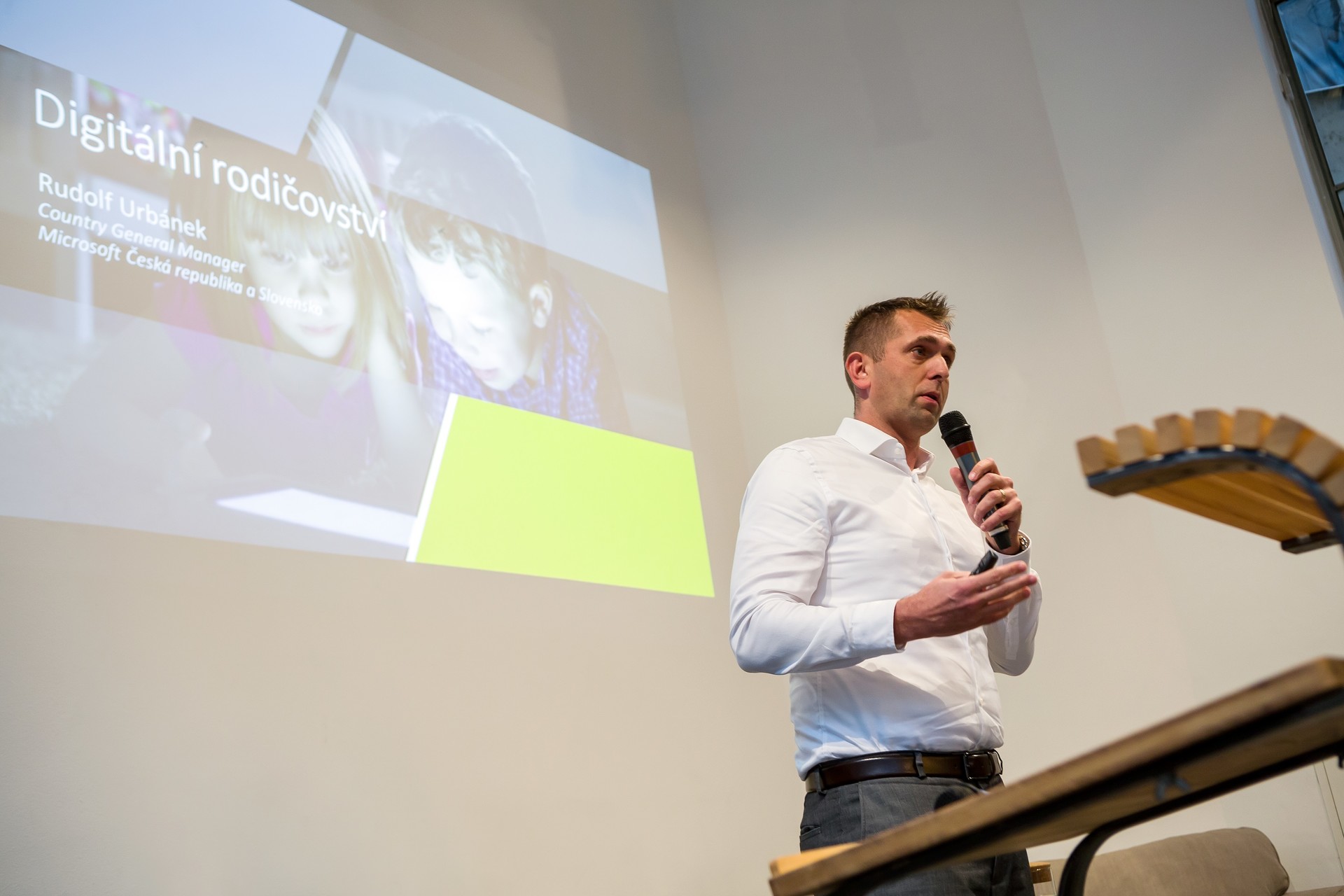 Až 42 procent dětí jde za rodiči, když na internetu potká škodlivý nebo nelegální obsah, říká Rudolf Urbánek zel 4077