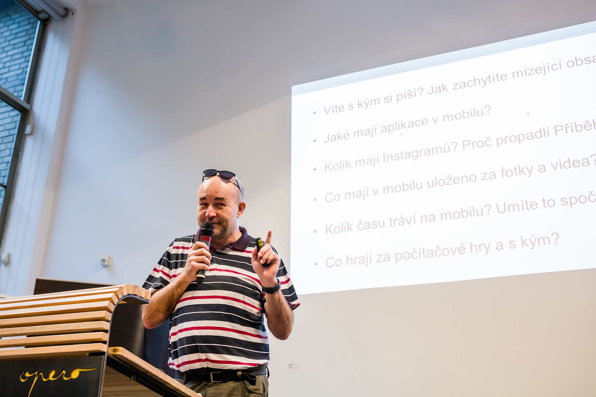 Kontrolujte a omezujte, co mají děti za fotky, kolik času stráví na internetu a také kolik mají účtů na sociálních sítích, říká Dan Dočekal zel 4737