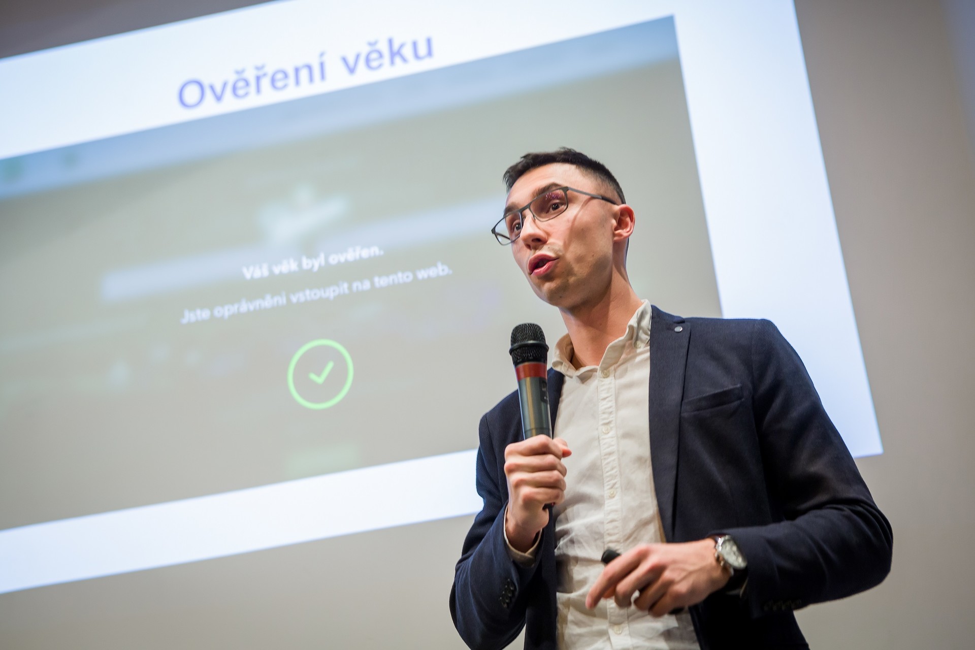 Na internetu stačí odkliknout tlačítko "už mi bylo 18 let" a nikdo se vás na nic dál neptá, říká David Řihák zel 6334