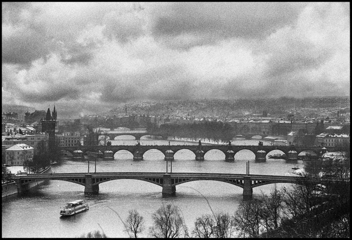 Pražské mosty. Fotografie, kterou Robert dohnal i s mraky v roce 2005 vano praha