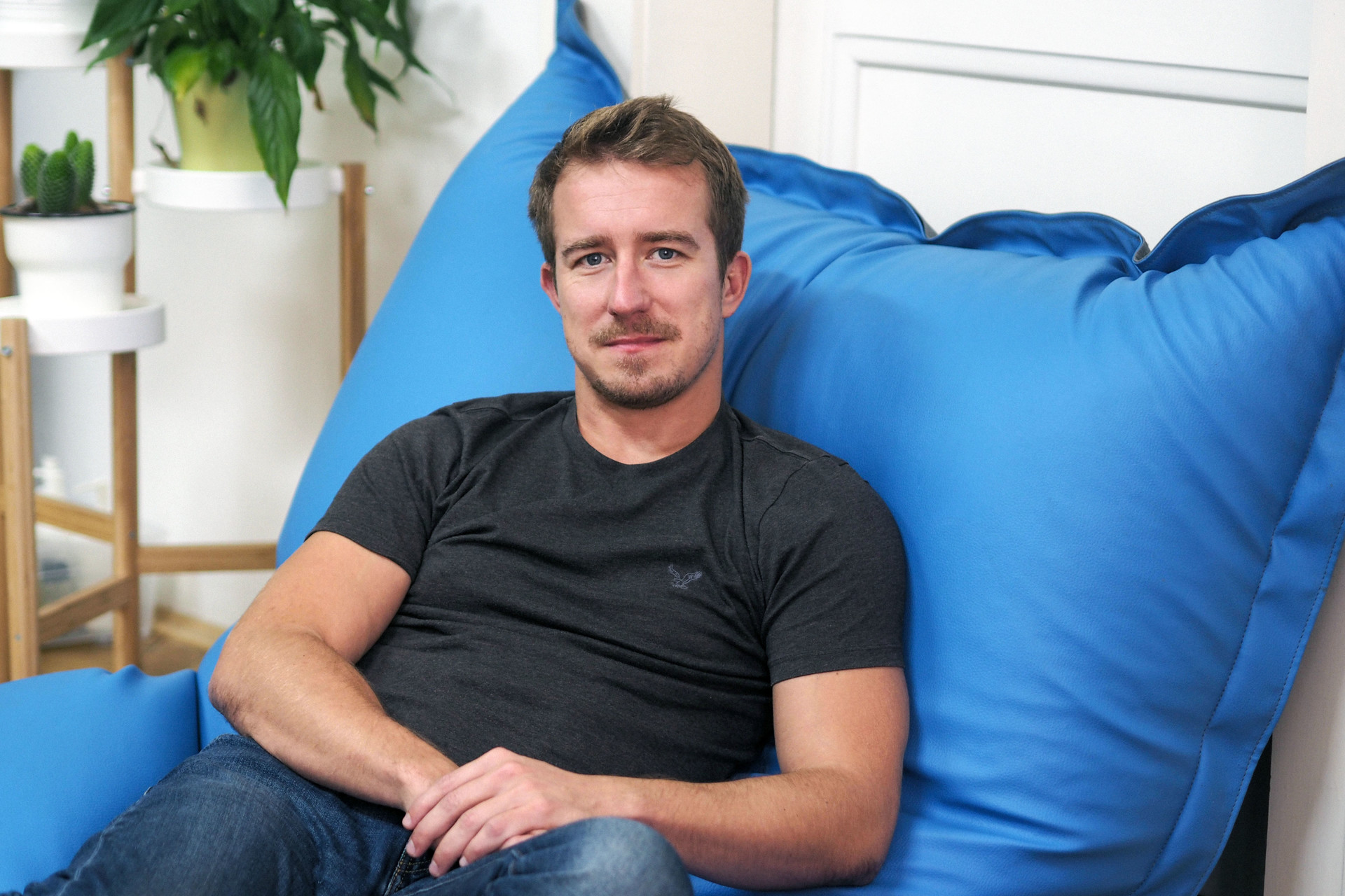 V Praze je celkem přibližně 600 tisíc bytů. V systému Airbnb a dalších podobných portálech je zapojeno jen 1,5 až dvě procenta bytů, říká Pavel Nádvorník carebnb 2