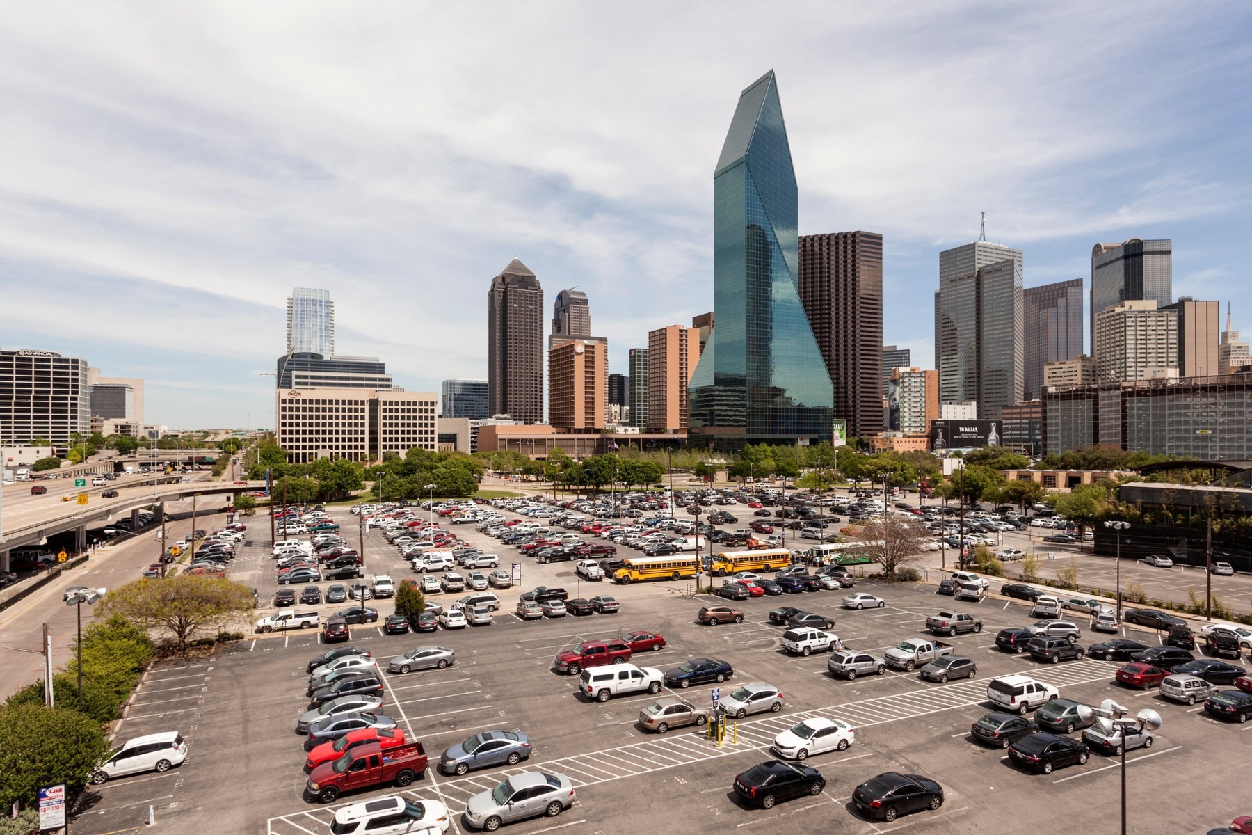 Parkovací místa v Dallasu, kolik by se na nich dalo postavit bytů? dallas 0290862478