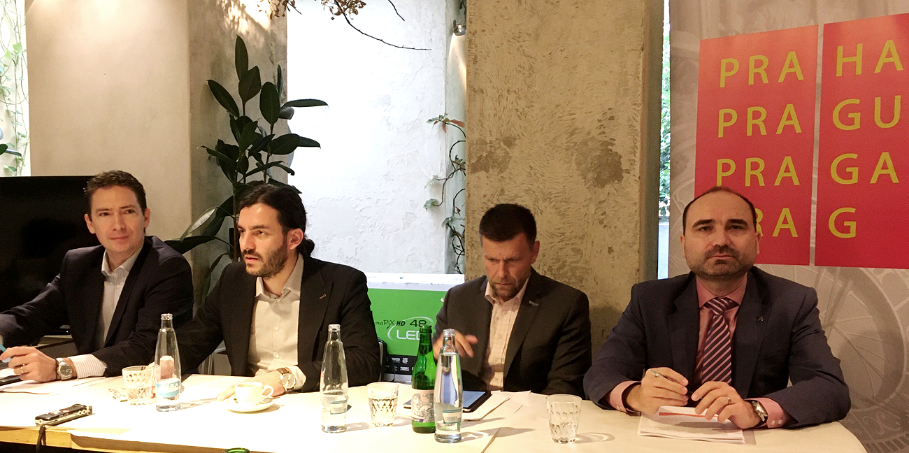 Na tiskové konferenci seznámili novináře se změnami v MHD (zleva) Petr Tomčík, ředitel ROPID, náměstek primátora pro dopravu Adam Scheinherr, Petr Witowski, generální ředitel Dopravního podniku, a Daniel Adamka, ředitel společnosti Arriva dopravni podnik tiskova