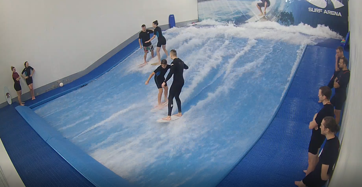 Klukům to jde o poznání líp, někteří si troufnou i na obloučky klara surf