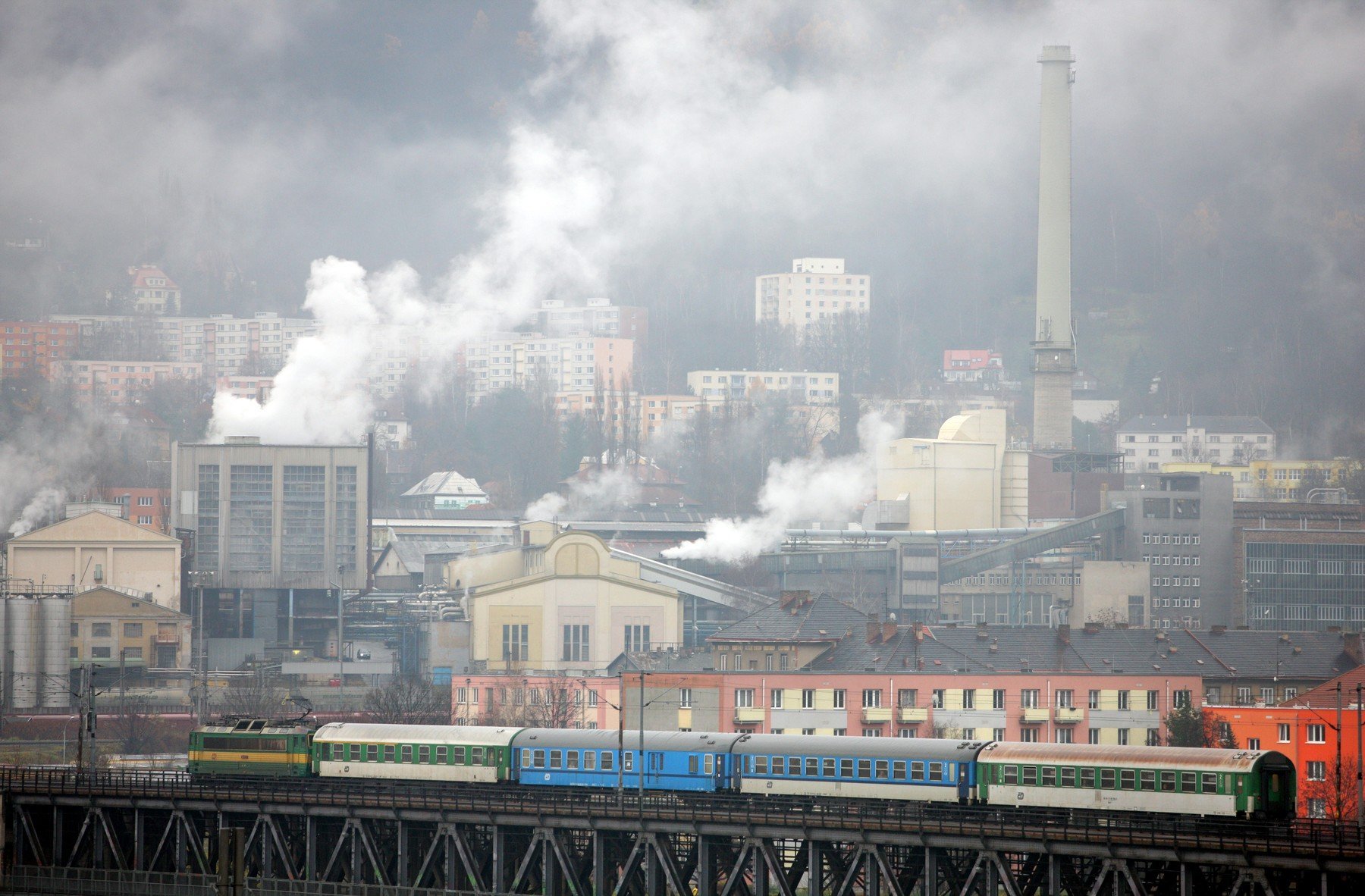 Industriální Ústí nad Labem v roce 2010. Fabriky a kouř z města mizí, ale zdejší "severočeská hnědouhelná pánev" ještě neřekla poslední uhelné slovo fabrika 0213470470