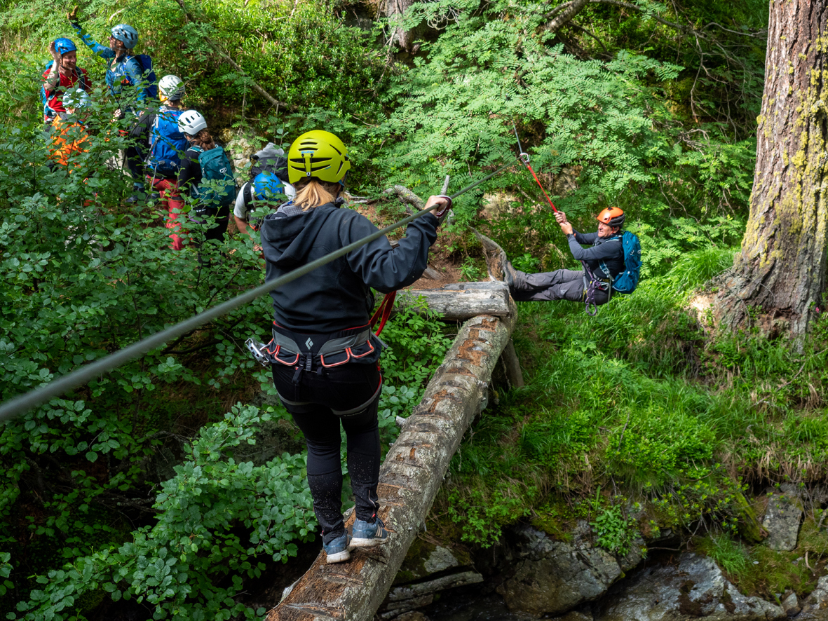 A znovu adrenalin. Tentokrát v lanovém centru na kluzké kládě livigno klada