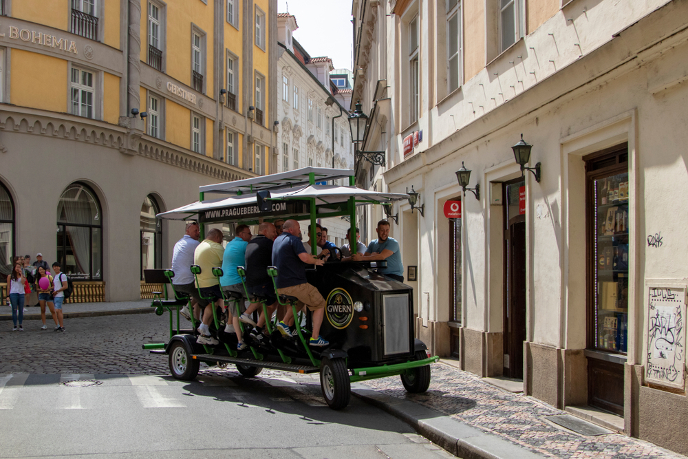 Pivní vozítka se řvoucími opilými turisty jako současná vizitka Prahy. Příští rok by měla skončit praha turismus 1339961183