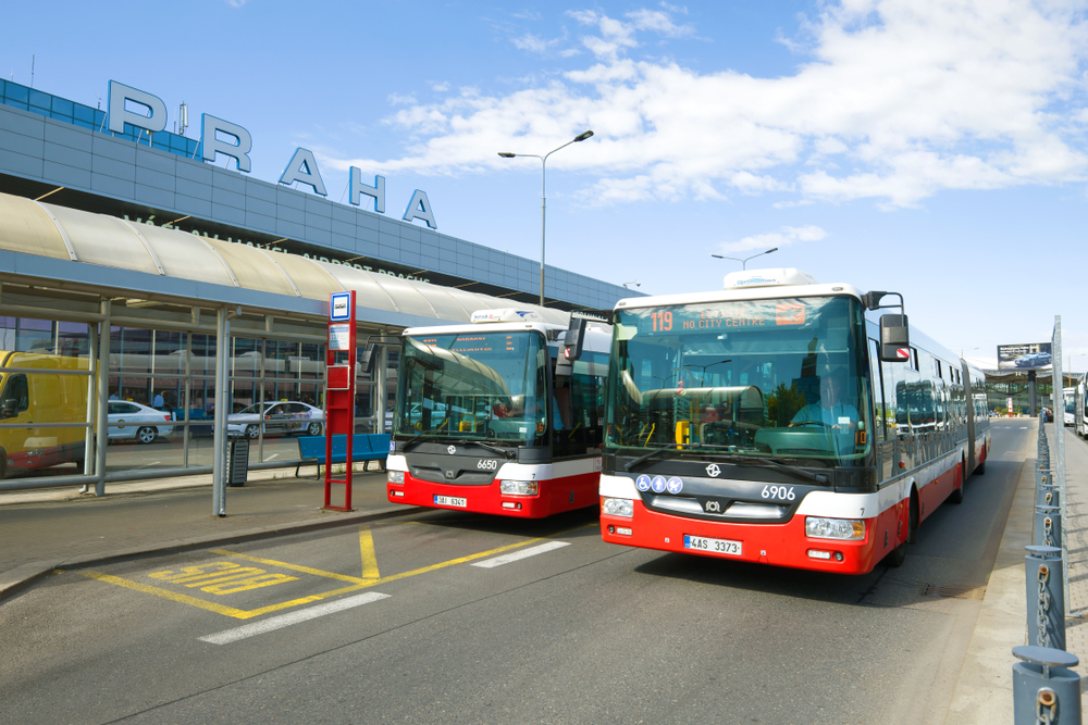 Doprava na letiště a z letiště se zatím řeší ne moc "smart" a ne moc ekologicky. Změnu čekejme za deset let autobus letiste 1084959308