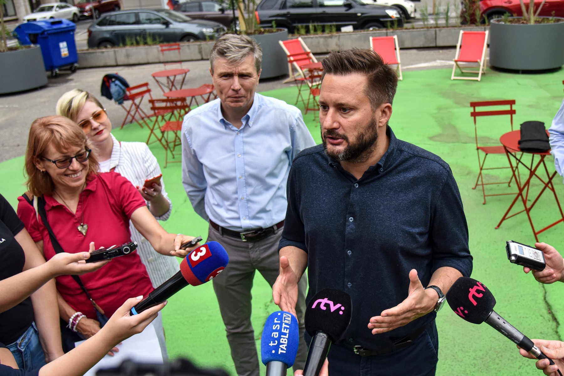 Komenského náměstí už neslouží jako parkoviště. Od června je tu sezení pro lidi a méně aut vallo bratislava 0461269130