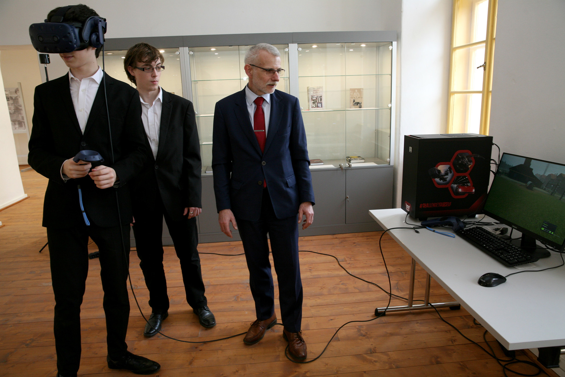 Radko Sáblík se studenty při prezentaci digitálního modelu terezínského ghetta ve výstavních prostorách Centra studií genocid v Terezíně sablik terezin 2