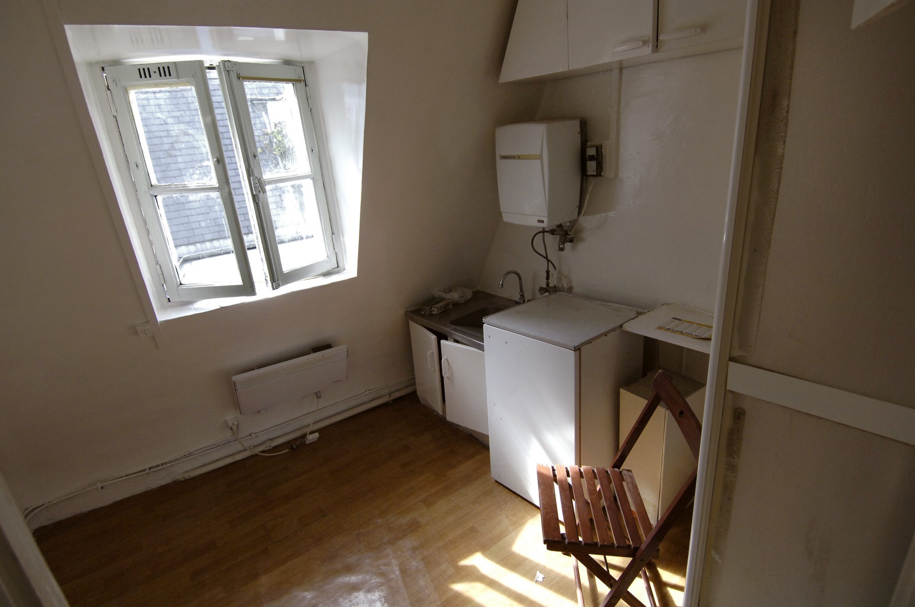 Je to trochu malé, ne úplně moderní a útulné, ale zase je to v centru Paříže byt pariz 0016773916