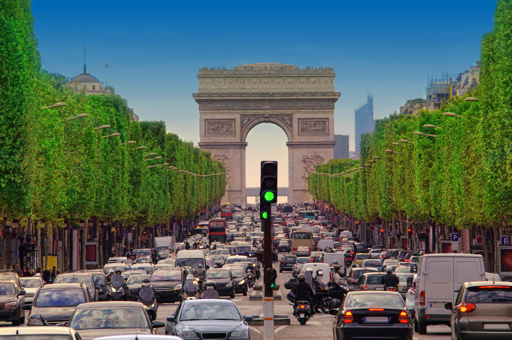 Představte si Champs-Elysées bez aut. V Paříži by to už brzy mohla být realita pariz zacpa 1028874577