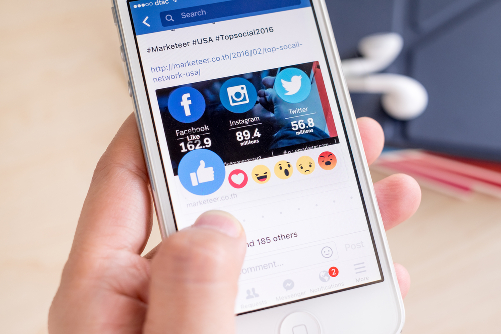 Facebook má své pozitivní stránky – například pomáhá udržovat kontakt s druhými a neztrácet přátele třeba kvůli stěhování lajk