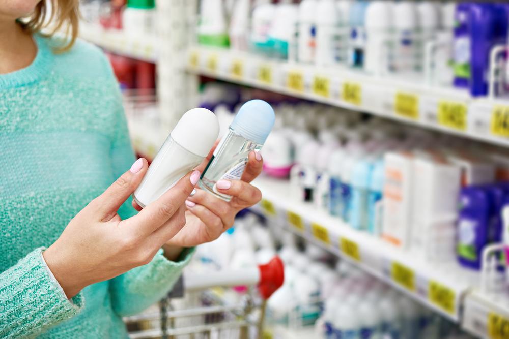 Antiperspiranty obsahují sloučeniny hliníku, které cíleně ucpávají potní kanálky, a pot se tak nedostává na povrch pokožky. Deodoranty oproti tomu nezabraňují pocení, jen zabíjejí bakterie, které žijí v podpaží a vytváří smrduté sloučeniny. deodorant shutterstock 576402025
