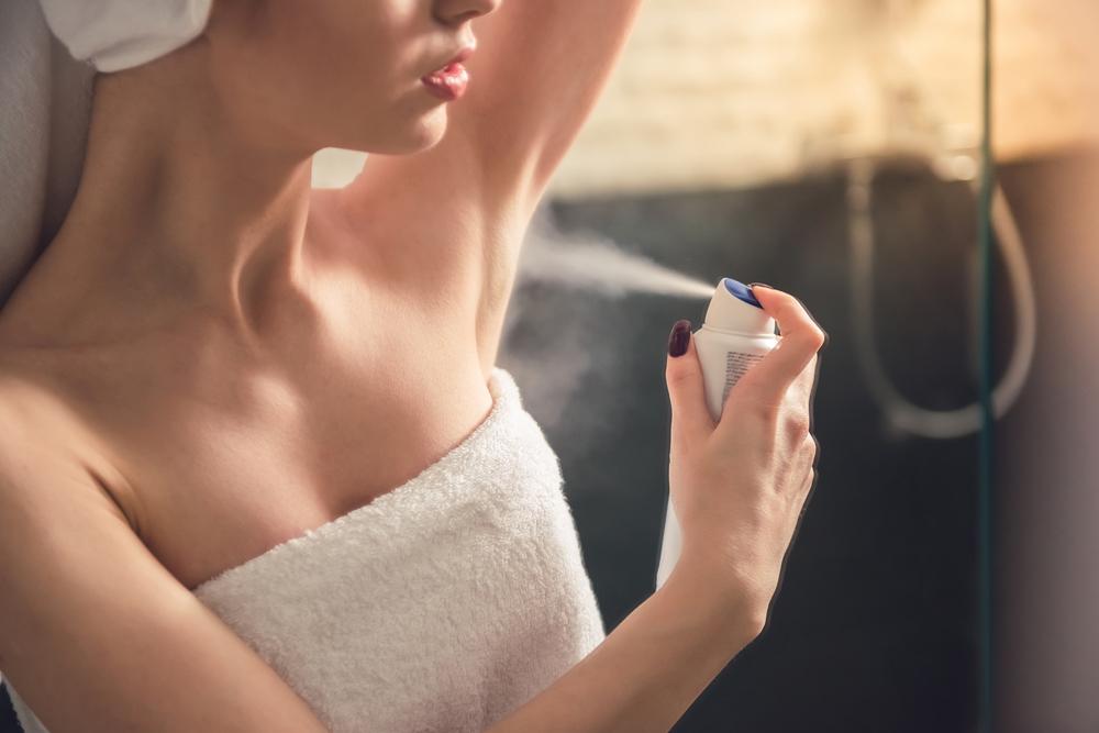 Maximální dovolené množství hliníku v kosmetice je 0,6 %. Pro srovnání – standardní antiperspirant obsahuje 20 %. deodorant shutterstock 577603714