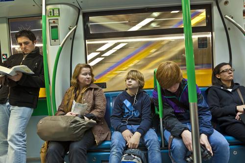 Techniku vnitřního úsměvu jsem začal praktikovat už ve svých 17 letech. Tehdy jsem špatně snášel zamračené lidi v dopravních prostředcích. metro shutterstock 94767949