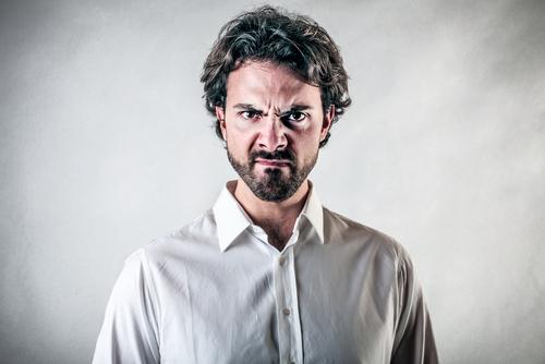Je potřeba, aby se narcista naučil kontrolovat své emoce a přijímat kitiku od ostatních. Stoprocentní účinná léčba ale neexistuje. narcismus shutterstock 171387467