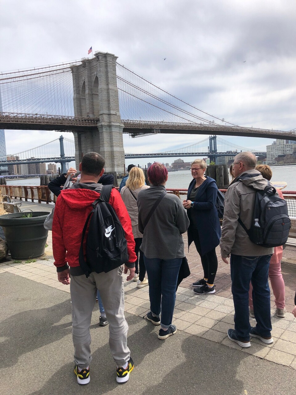 S cestovateli před Brooklynským mostem (zdroj: Radynacestu) nase skupinka pred brooklynskym mostem
