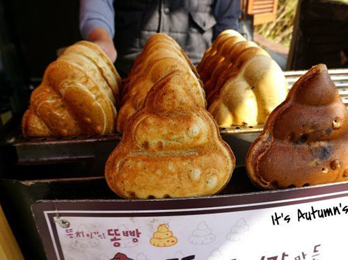 Oblíbené korejské koláčky ve tvaru hovínka. poop cafe insadong poop bread