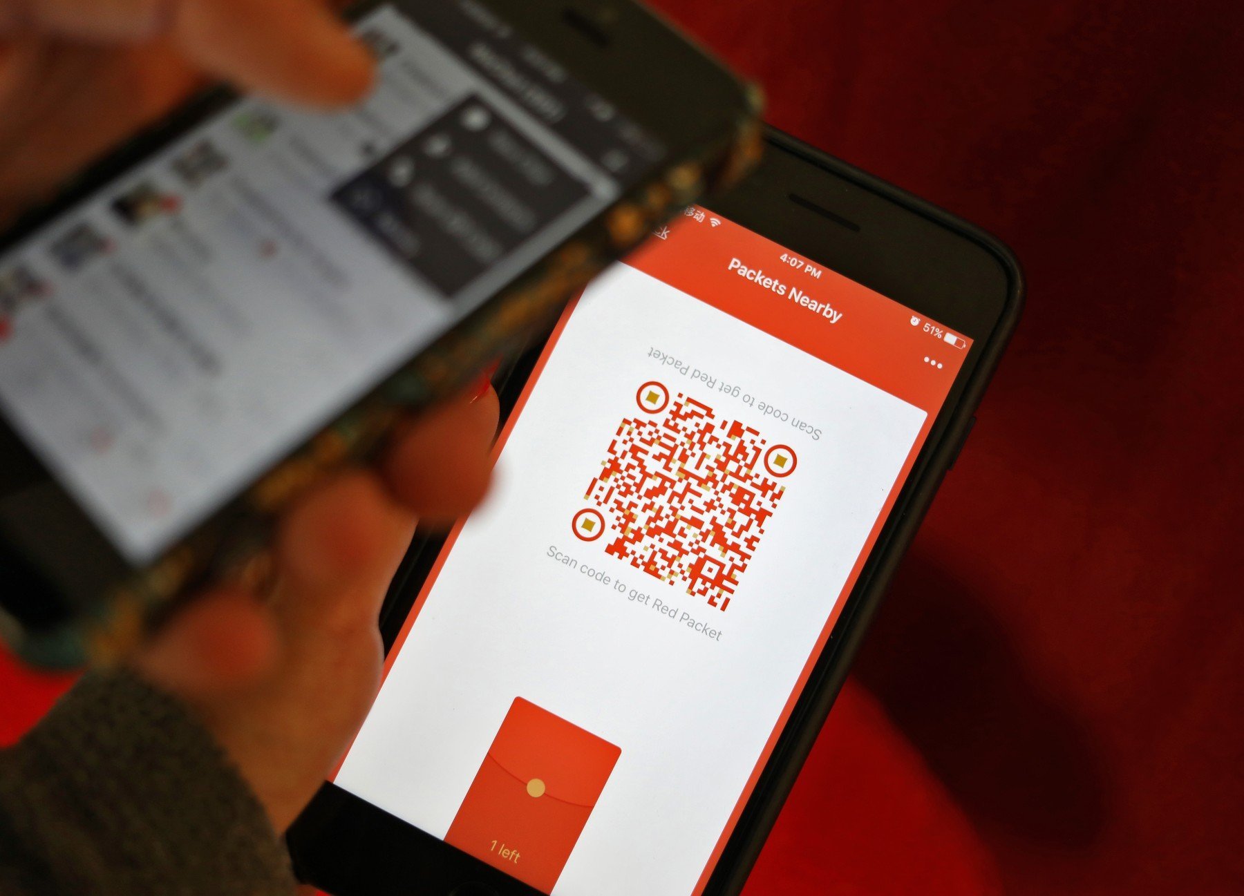 I tisíciletá čínská tradice už podlehla online světu. V těchto letech si už Číňané předávají červené obálky přes službu WeChat, posílají si tak peníze rovnou na účet. profimedia 0313893826
