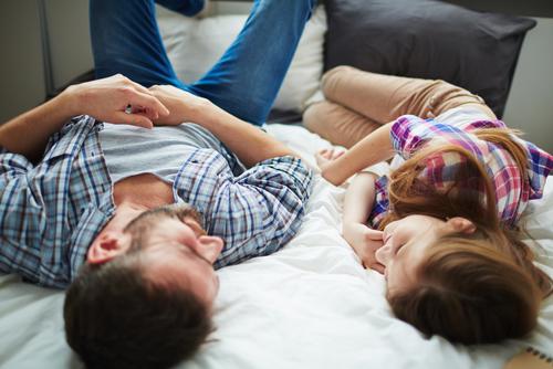 Vzácné momenty otce s dcerou jsou zejména v dospívání zkrátka nenahraditelné. otec a dcera shutterstock 590741180