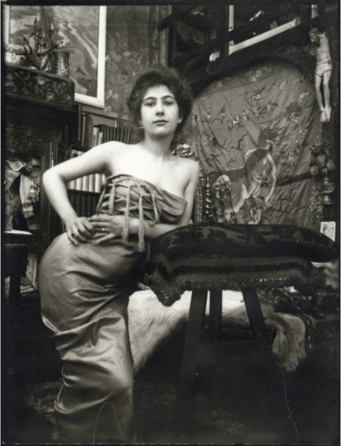 Alfons Mucha: Model pózující v ateliéru, Rue du Val-de-Grâce, Paříž (cca 1900). Zdroj: Nadační fond Richarda Fuxy model
