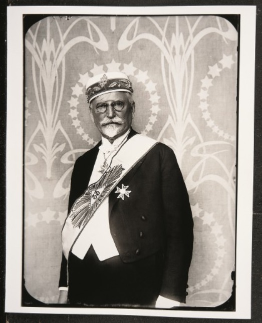 Fotografický portrét Alfonse Muchy se zednářskými regáliemi jako Velmistra Veliké lóže Československa, Praha (1930) (zdroj: Nadační fond Richarda Fuxy) zednar