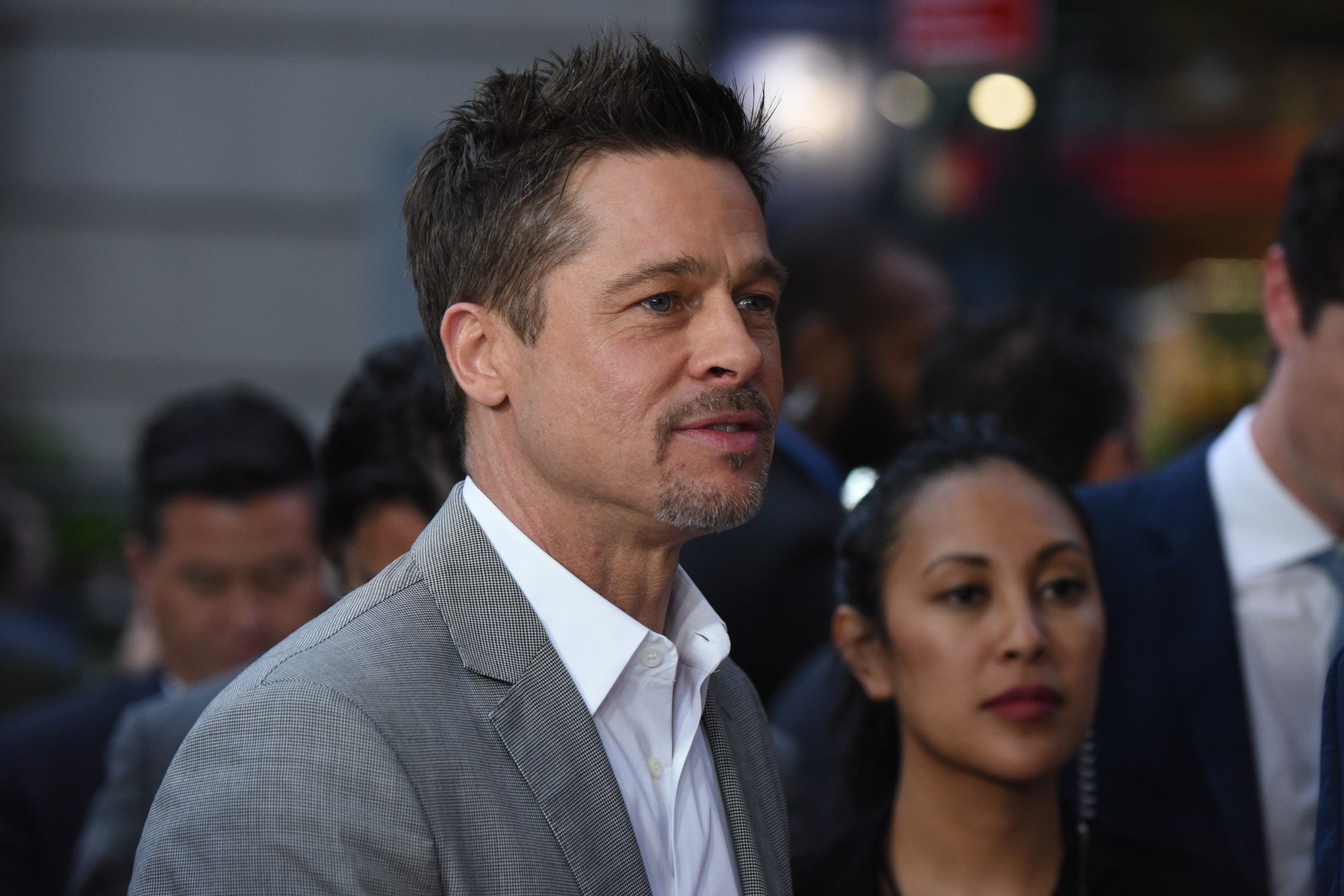 Brad Pitt prý v zrcadle občas nepoznává sám sebe. Přitom by stačilo se zeptat třeba sousedů pitt brad