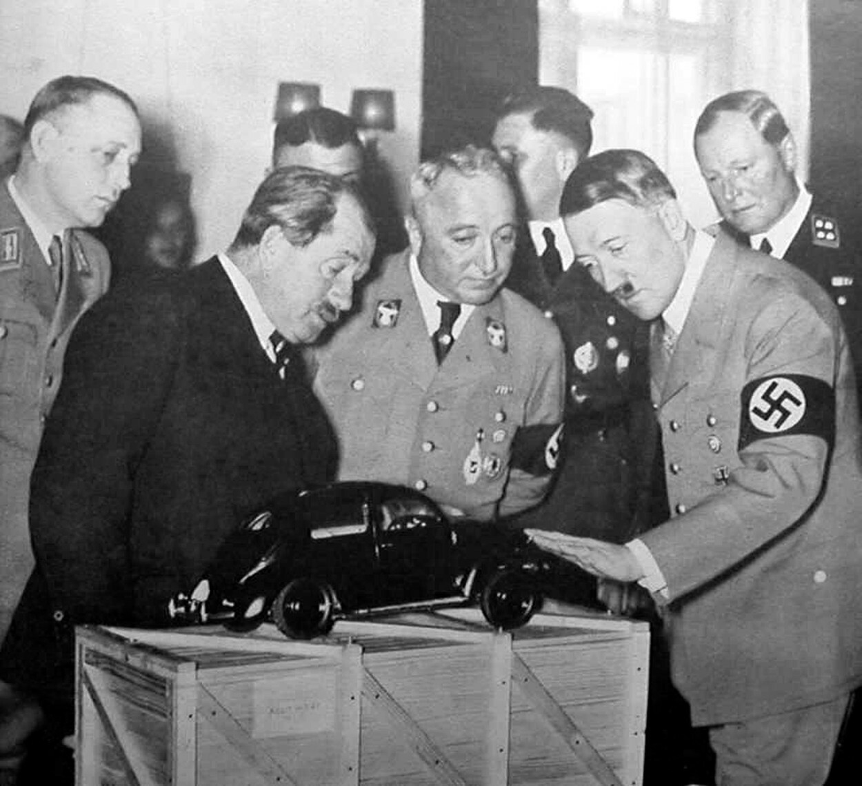 Ferdinand Posche a Adolf Hitler si v roce 1935 prohlíží prototyp pozdějšího Volkswagenu Brouk (zdroj: Profimedia) profimedia 0278351167
