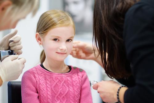 Mnoho dětských ordinací nabízí před propíchnutím uší i lokalizaci akupunkturních bodů. propichnuti usi shutterstock 368093873
