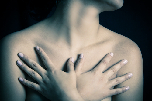 Deodoranty mohou souviset s rakovinou prsu. Zablokované potní žlázy nemohou přirozeně vylučovat například toxiny. shutterstock 128042738