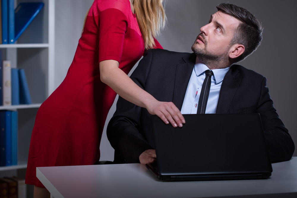 Začněte s nenápadnými náznaky – budete mít víc prostoru vysledovat náklonnost protějšku. shutterstock 287270642
