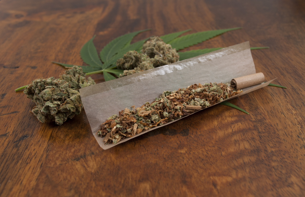Na baru si můžete vzít předbalený joint, skleněnku ale i vaporizér. shutterstock 530401501