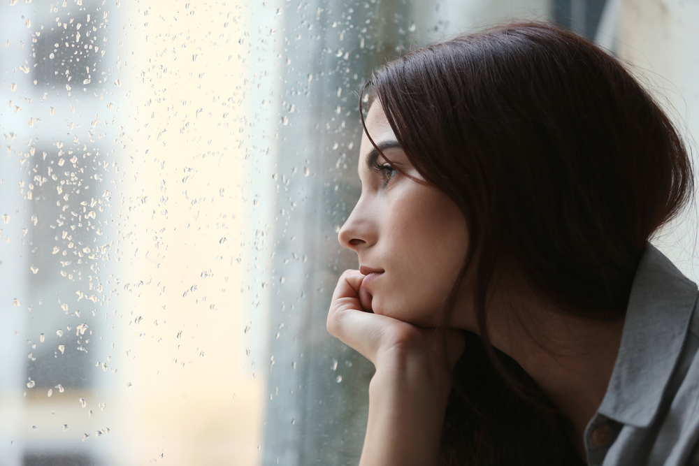Nejhorší je, když je energetickým upírem váš partner. Jeho vlivu se můžete zbavit například tím, že budete nosit něco, co vám daroval. shutterstock 606121190