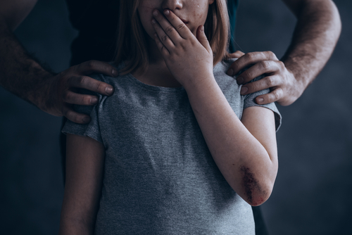 Stejně negativní vliv mohou mít na dítě i přehnané pochvaly. shutterstock 676427023