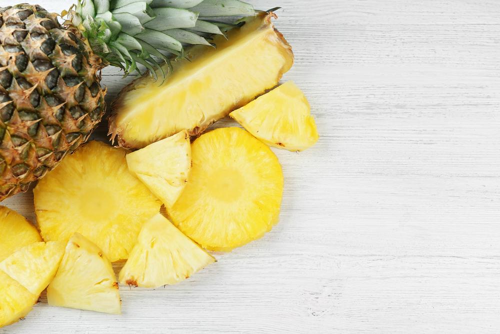Ananas obsahuje kombinaci trávicích enzymů, které snižují zánět a otok. ananas shutterstock 399593335
