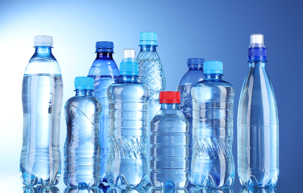 Při nákupu vždy sledujte na etiketě datum spotřeby. Čím starší balená voda je, tím se zvyšuje riziko kvality. balena voda shutterstock 88913350