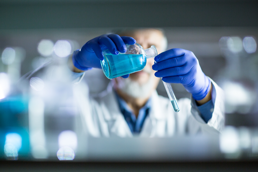 Ne vše, co vznikne v laboratoři, je pro nás prospěšné. chemie kosmetika shutterstock 517925923