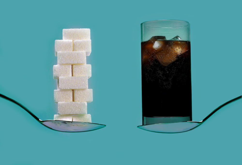 V 1 l Coca-Coly najdete 28 kostek cukru, v Kofole 20 kostek, juice pojme 23 kostek, slazená minerálka 11 kostek a dětský slazený nápoj 0,3 l 7 kostek. cukr v kole shutterstock 381925768