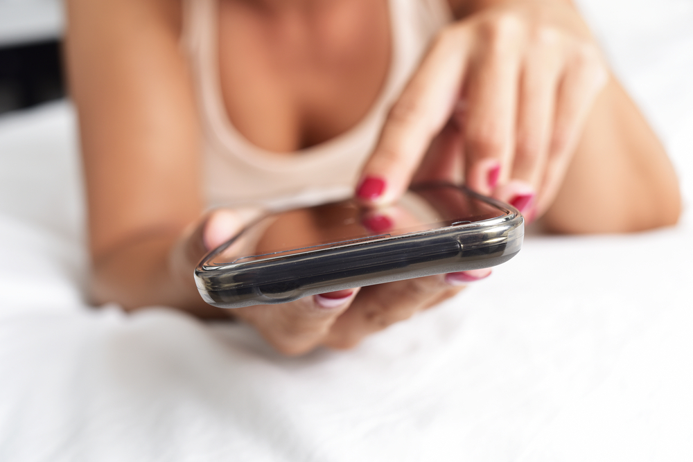 Myslíte si, že seznamovací aplikace podporují promiskuitu, nebo sexuálně otevřená společnost vyvinula tyto seznamky, aby to měla jednodušší. dating app shutterstock 310344722