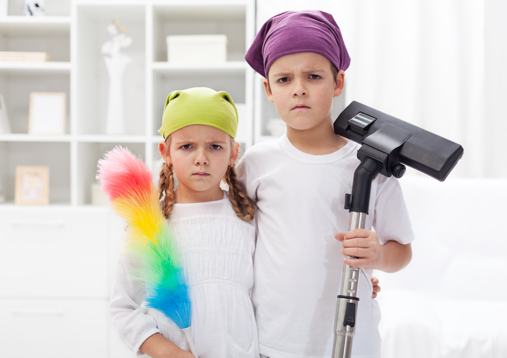 Co si budeme povídat, děti nikdy z domácích prací nadšené nebudou. deti domaci prace shutterstock 110264417