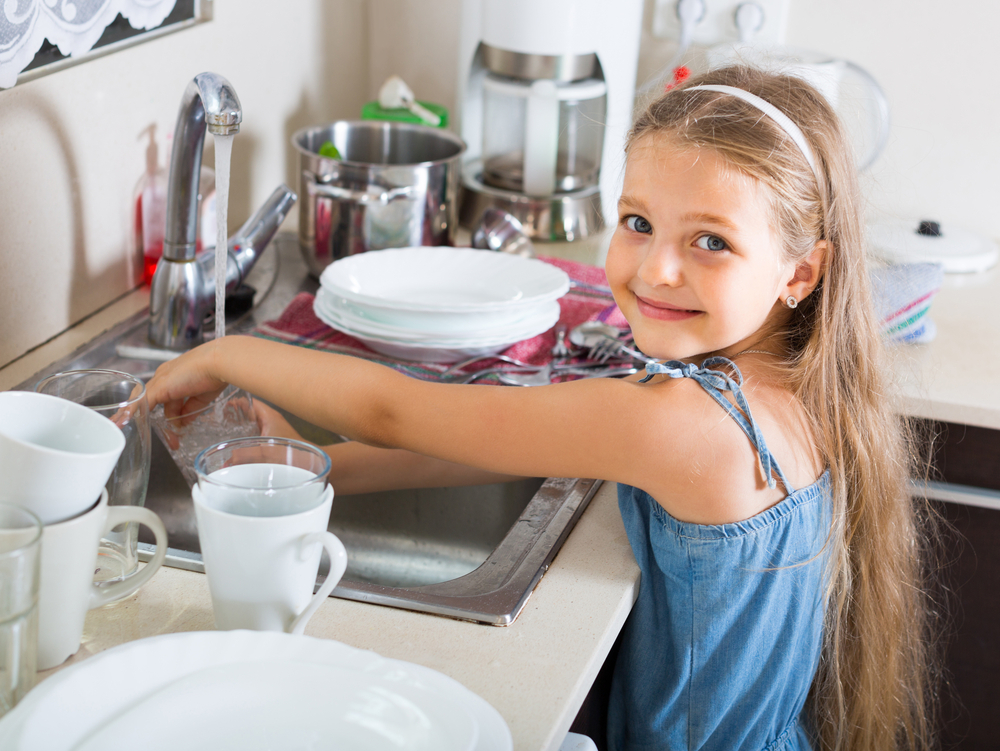 Dítěti jasně řekněte, co po něm požadujete, motivujte ho a potom i čas od času odměňte. deti domaci prace shutterstock 378976111