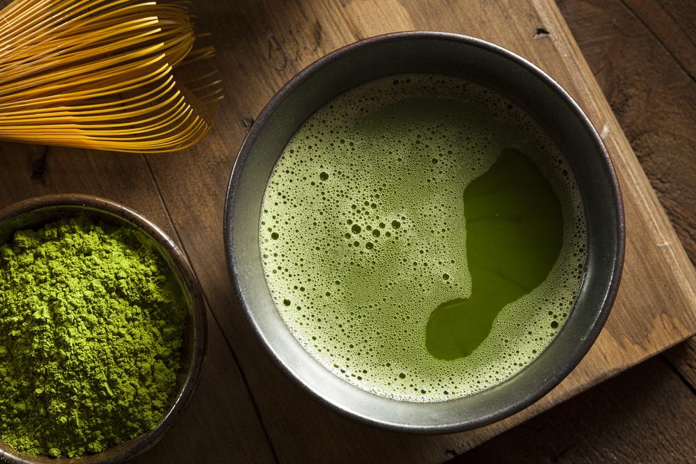 Matcha je druh zeleného čaje, který vznikl před více než 800 lety. Čerstvé čajové lístky se rozemelou na jemný prášek a výsledkem je pozoruhodně zelená barva s báječnou chutí a výjimečným aroma. energy shutterstock 244203049