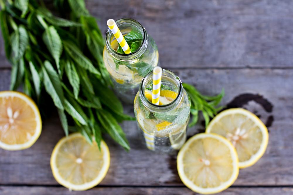 Citronová tráva krásně provoní nejen každý nápoj, ale i místnost. energy shutterstock 432467269